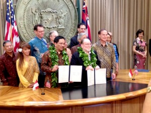 A photo of Neil Abercrombie and Governor Mangku Pastika at the sigining of Hawaii-Bali Sister-State relationship.
