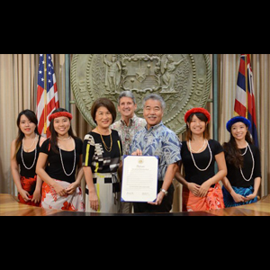 Group photo with Governor David Ige, First Lady Dawn Amano-Ige, UH Presdent David Lassner, and UH HELP students