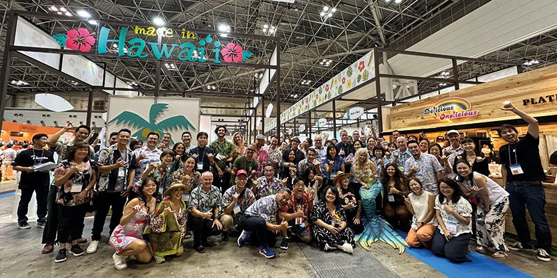 Large group of folks posing at the Tokyo Gift Show
